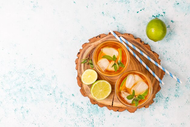 Té helado con lima y hielo