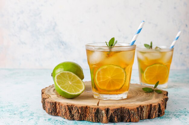 Té helado con lima y hielo