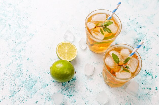 Té helado con lima y hielo