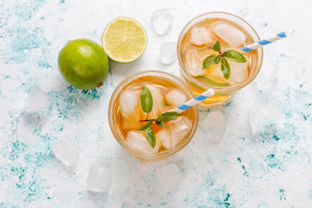 Té helado con lima y hielo