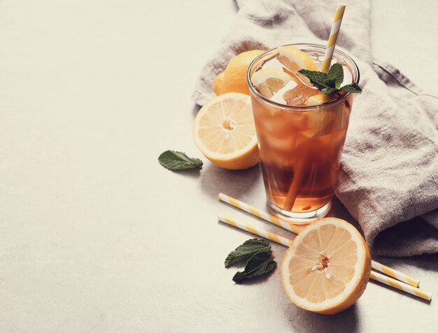 Té helado con limones