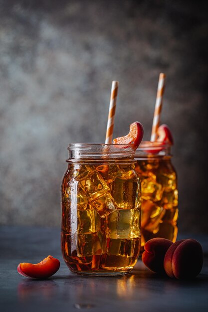 Té helado de melocotón o albaricoque