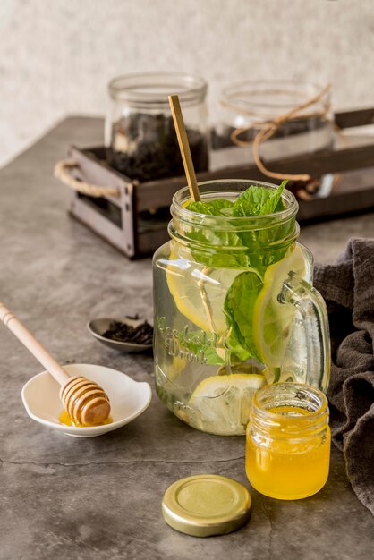 Té helado orgánico con miel en el escritorio