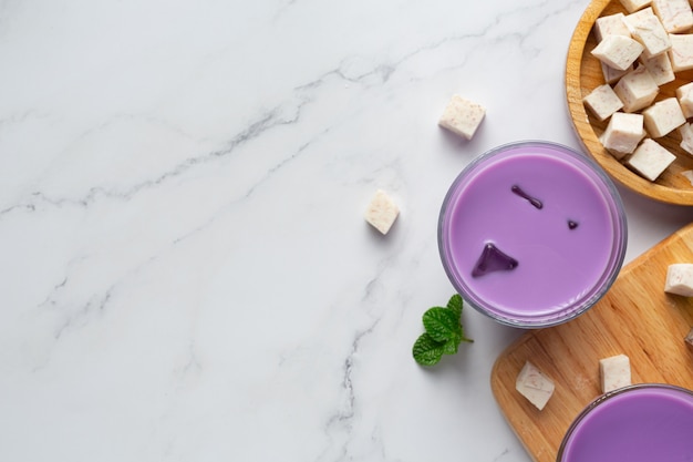 Té helado de patata taro en mesa