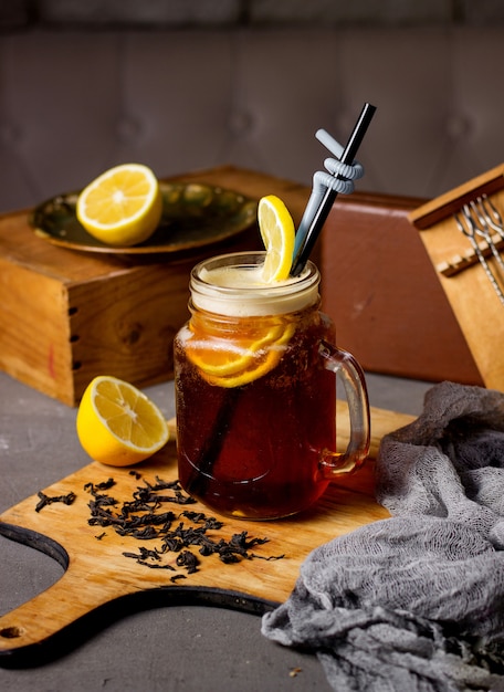 Té helado con rodajas de limón