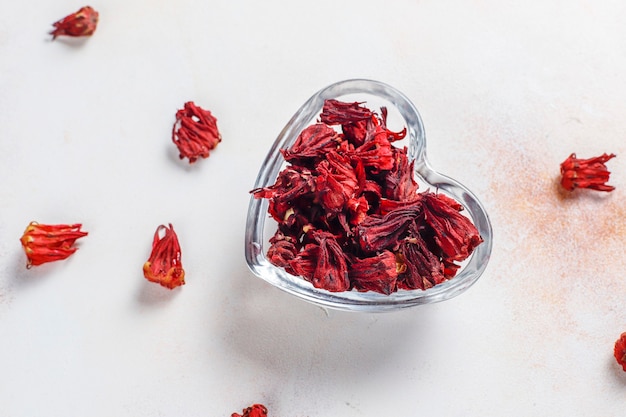 Té de hibisco frío con hielo y hojas de albahaca.