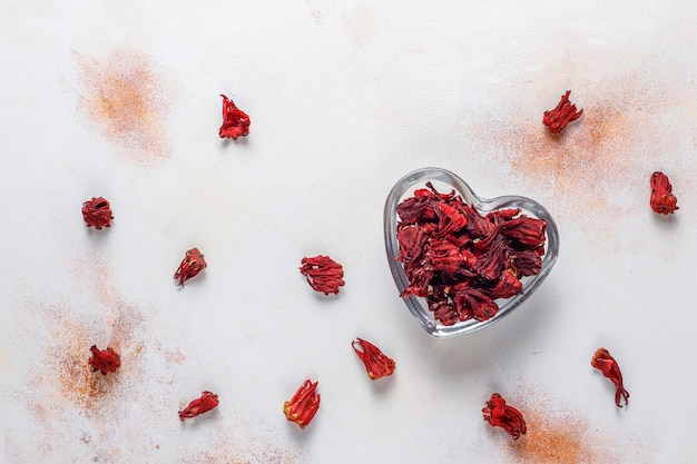 Té de hibisco frío con hielo y hojas de albahaca.