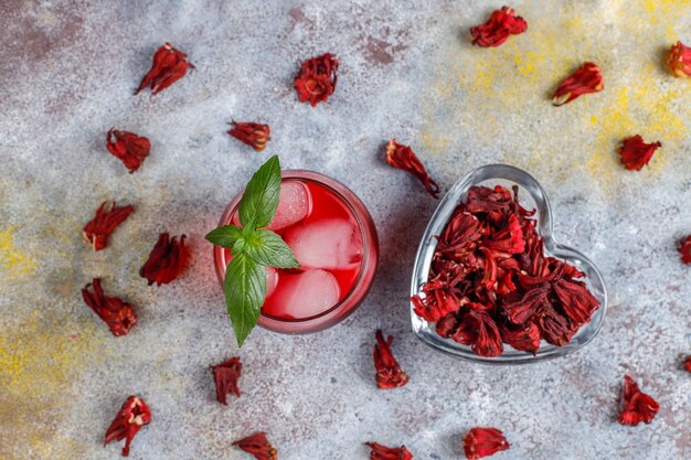 Té de hibisco frío con hielo y hojas de albahaca.