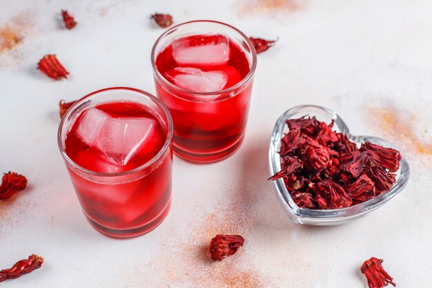 Té de hibisco frío con hielo y hojas de albahaca.