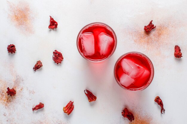 Té de hibisco frío con hielo y hojas de albahaca.