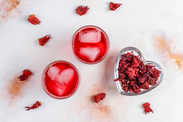 Té de hibisco frío con hielo y hojas de albahaca.