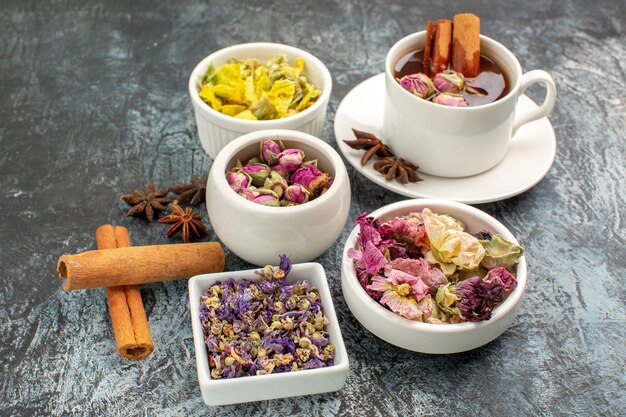 té de hierbas con flores secas en gris