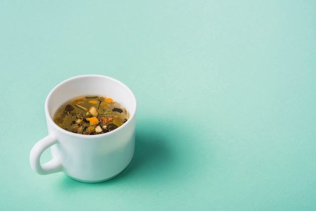 Té de hierbas frescas sobre fondo verde