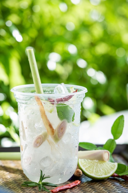 Té de hierbas helado sobre superficie de madera