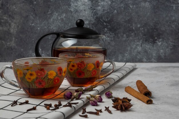 Té de hierbas de invierno en las tazas con especias.