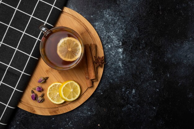 Té de hierbas de invierno en las tazas.