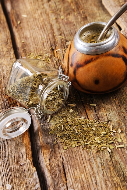 Té infusible sobre madera