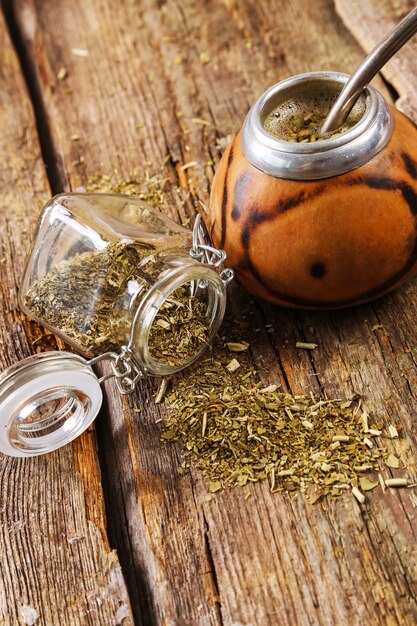 Té infusible sobre madera