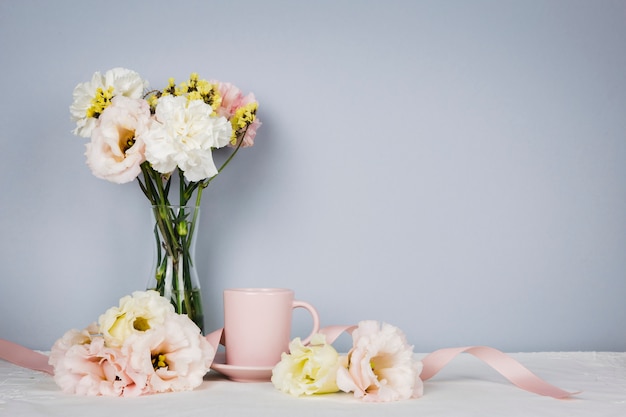 Té inglés rodeado de flores