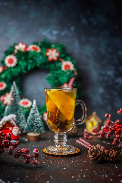 Té de invierno cálido y saludable con naranja, miel y canela.