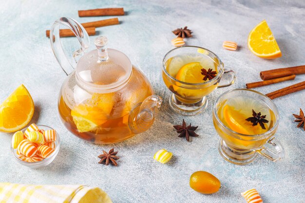 Té de invierno cálido y saludable con naranja, miel y canela.