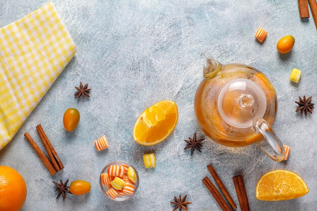 Té de invierno cálido y saludable con naranja, miel y canela.