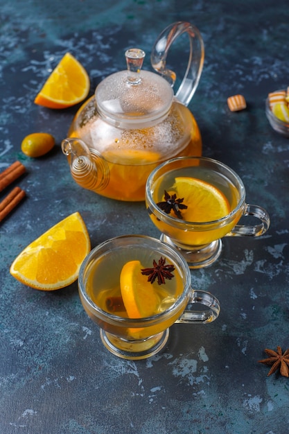 Foto gratuita té de invierno cálido y saludable con naranja, miel y canela.