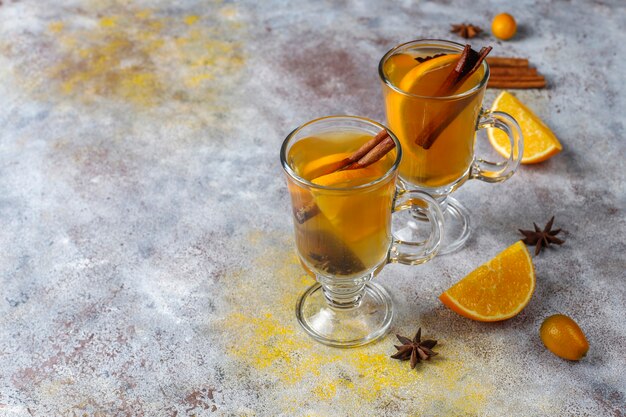 Té de invierno cálido y saludable con naranja, miel y canela.