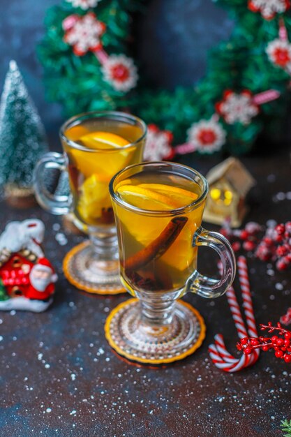 Té de invierno cálido y saludable con naranja, miel y canela.