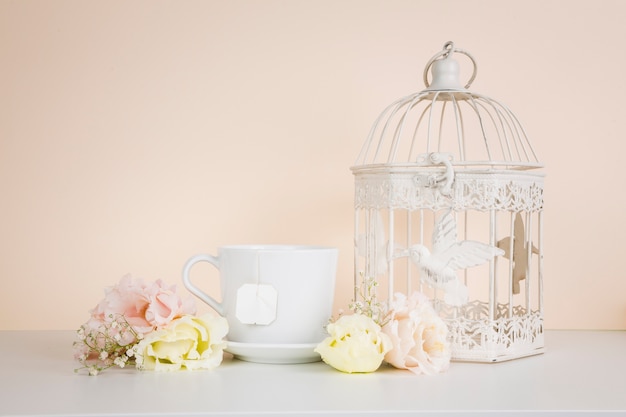 Foto gratuita té junto a elegantes decoraciones
