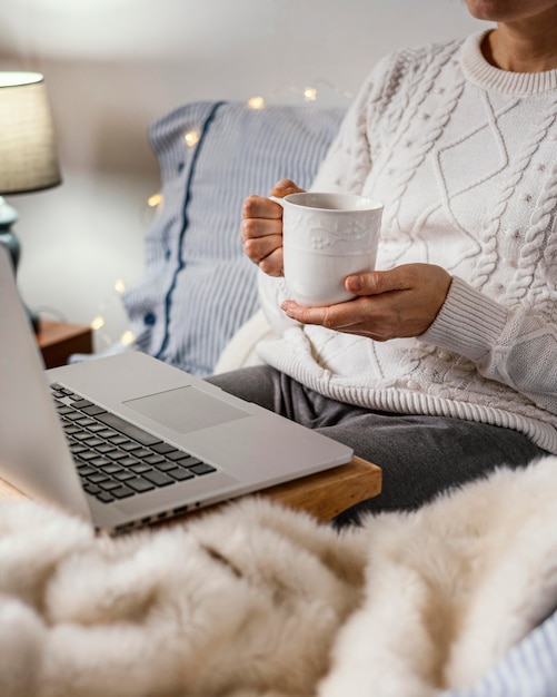 Té y libro para relajarse