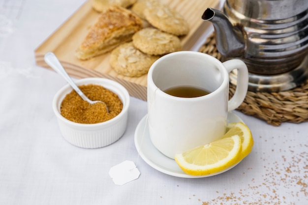 Foto gratuita té con limón y azúcar moreno