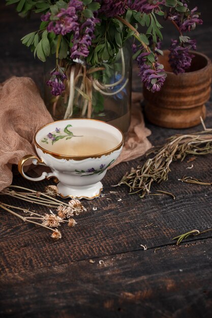 Té con limón y bouquet de prímulas sobre la mesa