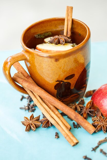 Té de manzana con especias en una taza