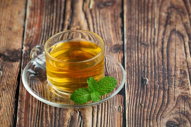 Té de menta en vaso listo para beber