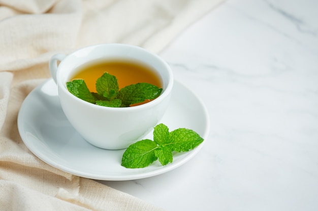 Foto gratuita té de menta en vaso listo para beber