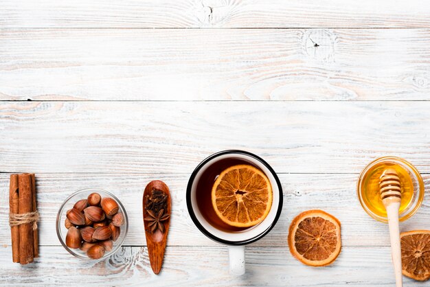 Té con naranja, miel y copia espacio.