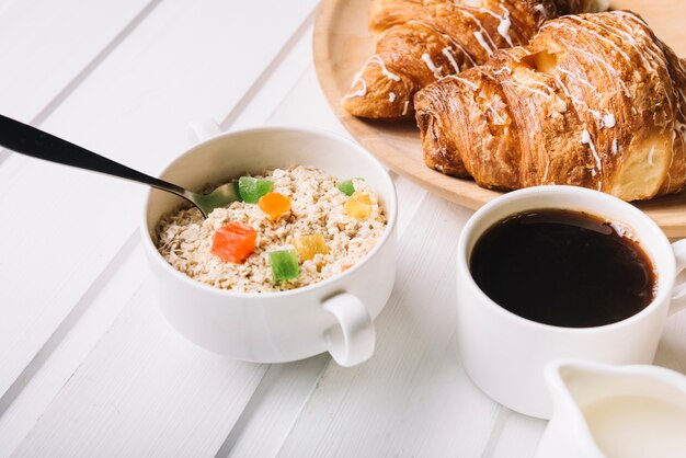 Té negro y avena sobre la mesa