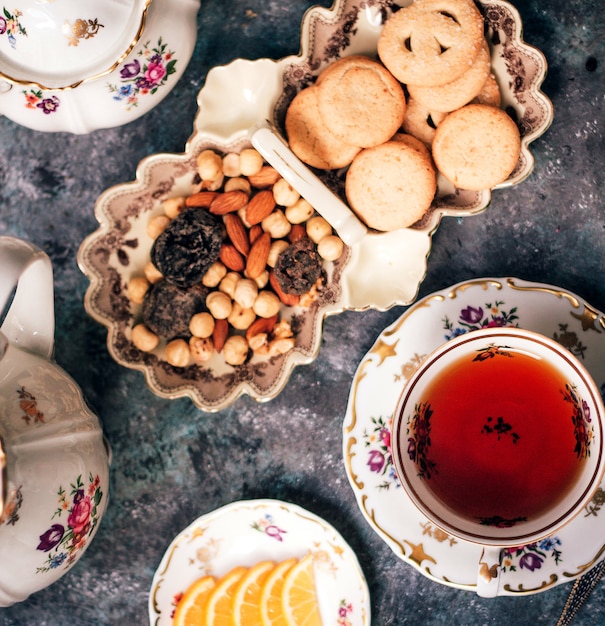 Té negro con nueces y galletas.