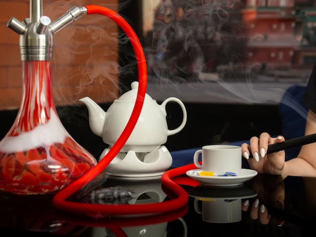 Té negro con shisha sobre la mesa