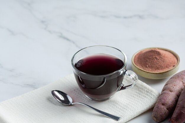 Té de patata morada en la mesa