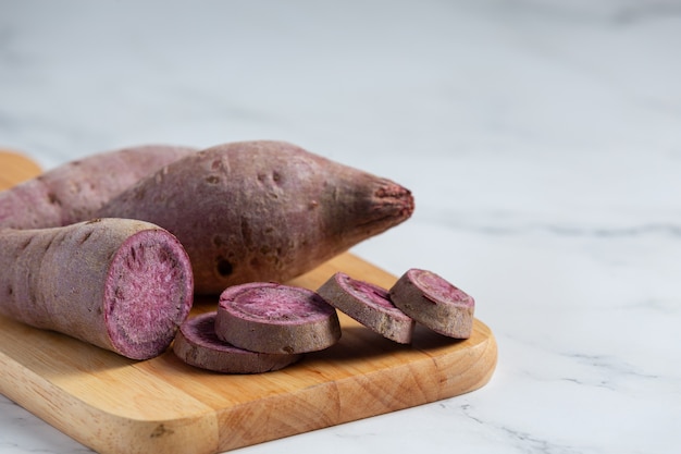 Té de patata morada en la mesa