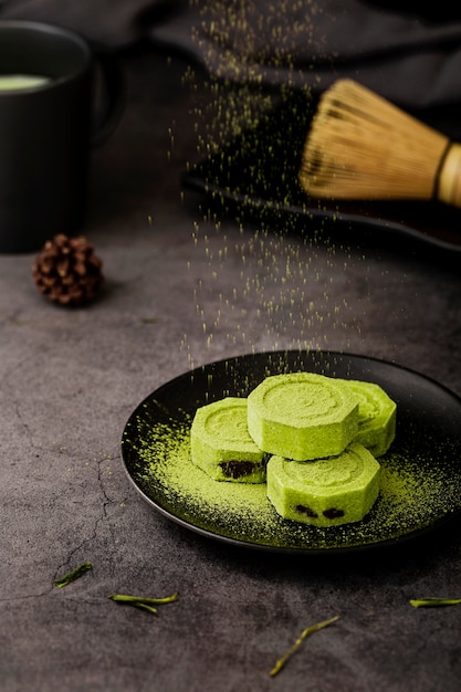 Foto gratuita té en polvo matcha con batidor de bambú