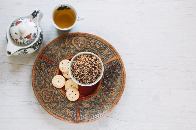 Foto gratuita té y postre en bandeja