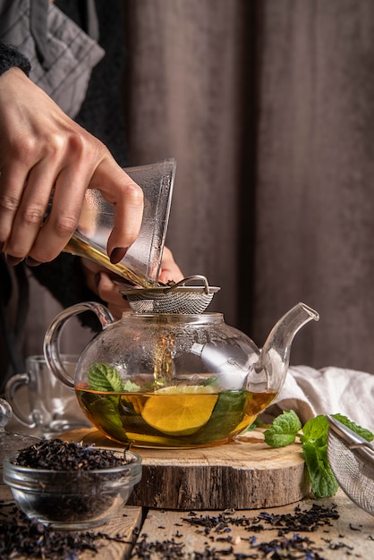 Foto gratuita té con rodajas de limón