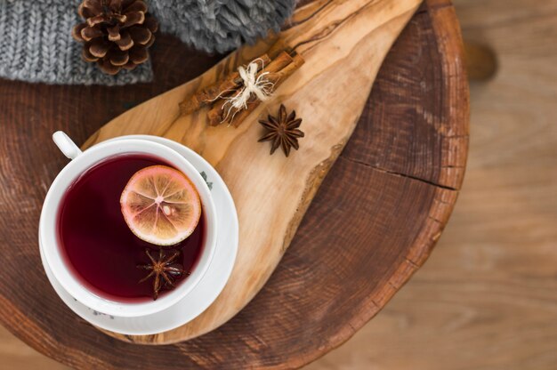 Té rojo con limón en tablero de madera