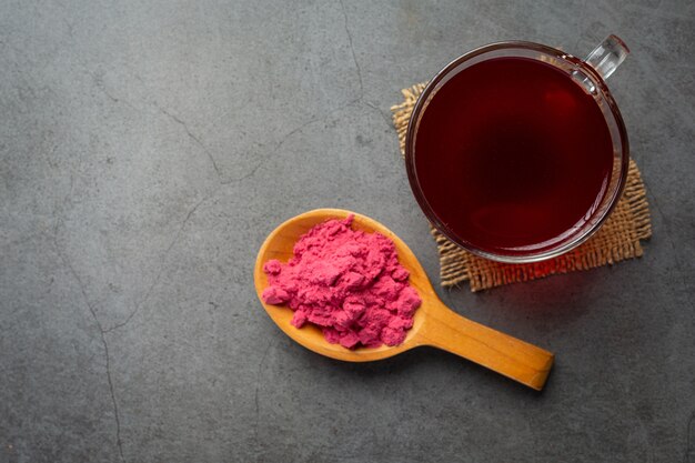 Té de rosas caliente en la mesa