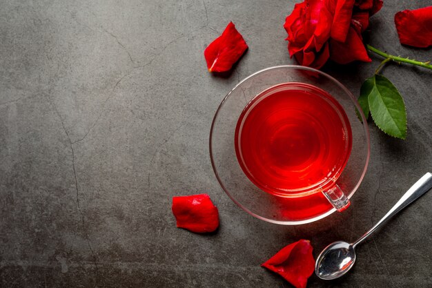 Té de rosas caliente en la mesa