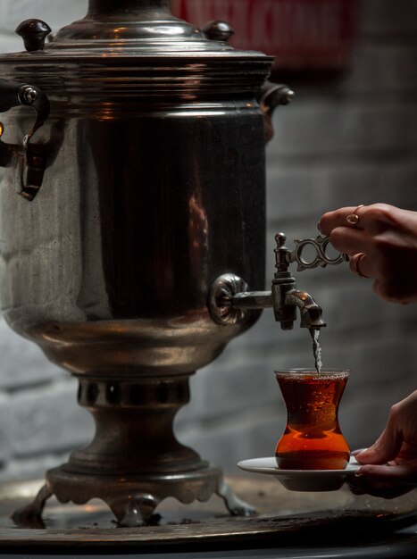 Té samovar tradicional poner en vidrio