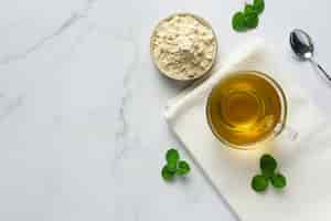 Foto gratuita té de stevia en un vaso sobre la mesa